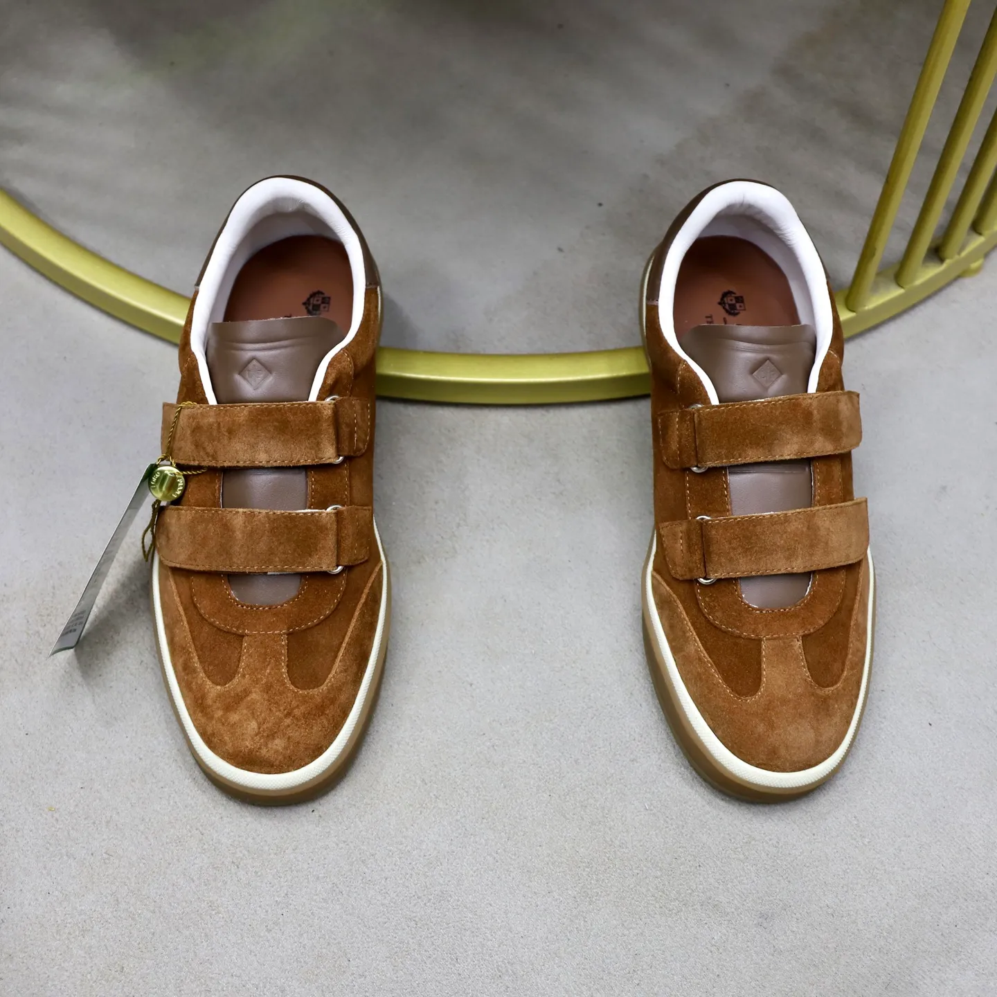 Ex-factory price: 560💰Loro Riana men’s moral training sneakers! Made from high-quality materials and designed in a low-cut silhouette, it offers an elegant and stylish look that's suitable for year-round wear. The unique double-layer sole aesthetic design, caramel cup-shaped outsole is decorated with off-white rubber trim, creating an attractive color combination. Pair with tailored pieces or jeans for a sophisticated yet casual look. The heel is decorated with soft cow leather tongue with Kummel color inserts and cotton laces with embossed LP logo. Upper: cow split suede stitching knitted fabric. Lining: original thickened soft sheepskin. Size: 38-39-40-41-42-43-44 (customized in 45.46)
